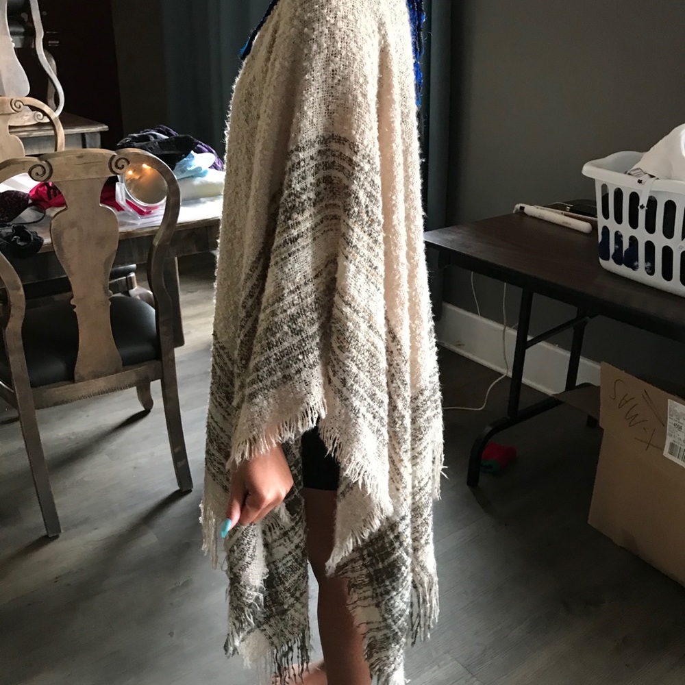 Poncho - Picture 2 of 3